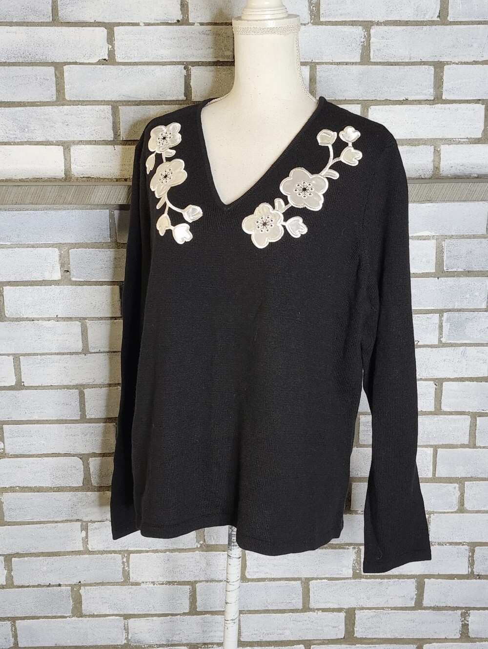 • NWT Apostrophe Wool Blend Sweater V-Neck Floral Embroidered Coquette Sz 20/22